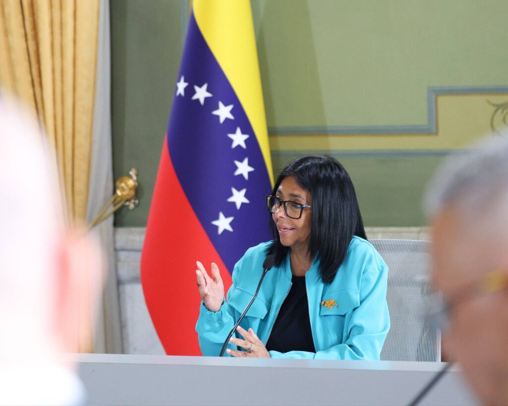 Conorgullo, la presidenta lleva el pin con el mapa de Venezuela
