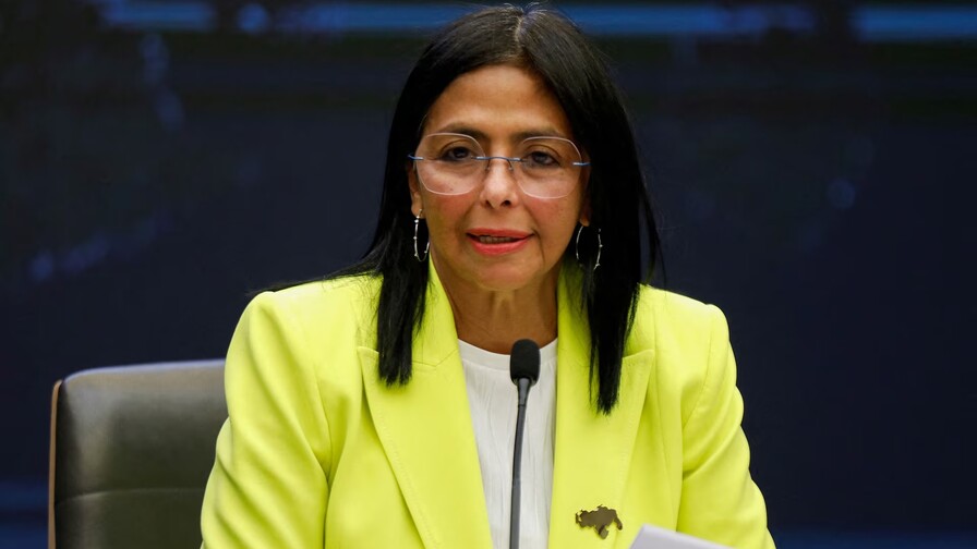 Pdta E de Venezuela lleva con orgullo su pin de Venezuela